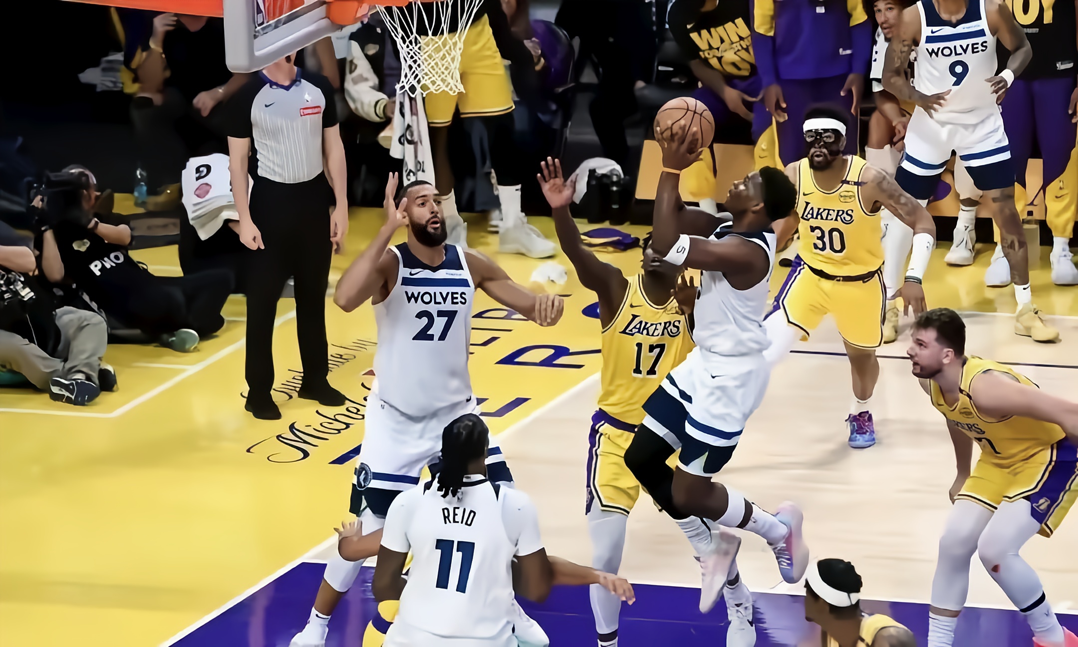 英雄联盟S15-赛前体能课后，圣安东尼奥马刺篮板制胜备战NBA季后赛，赛场秩序良好，赛程密集仍需轮换的简单介绍